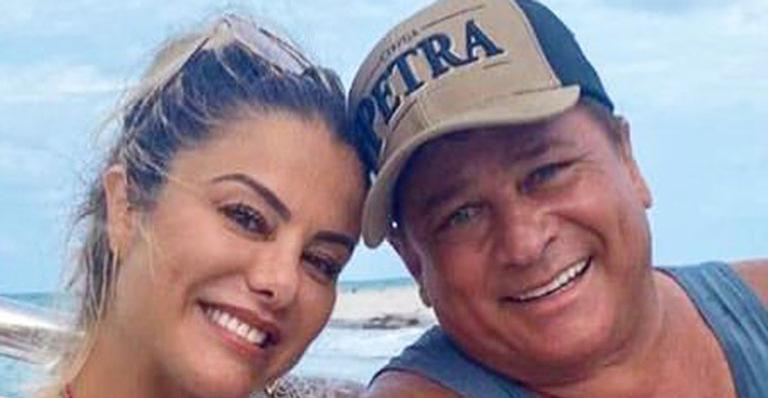Esposa de Leonardo usa vestido transparente em passeio de barco com o marido e ganha elogio: “Minha gata”