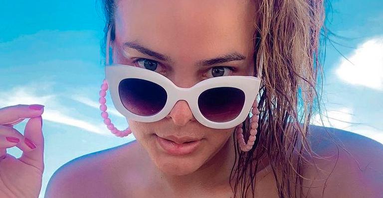 Geisy Arruda surge com biquíni sem alça e mostra marquinha de sol no limite: “Mulher raiz”