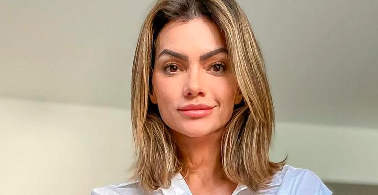 Kelly Key posa só de camisa e ostenta pernas musculosas em clique deslumbrante: “Perfeição”