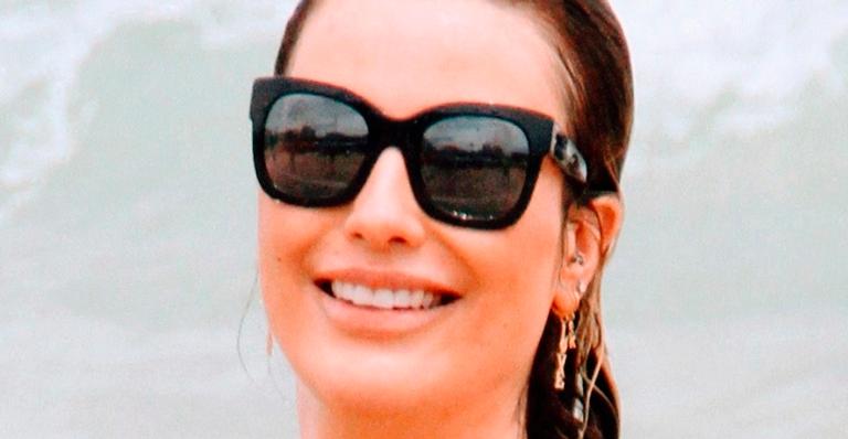 Ex-BBB Fernanda Keulla atrai olhares ao desfilar as curvas de biquíni no Rio de Janeiro