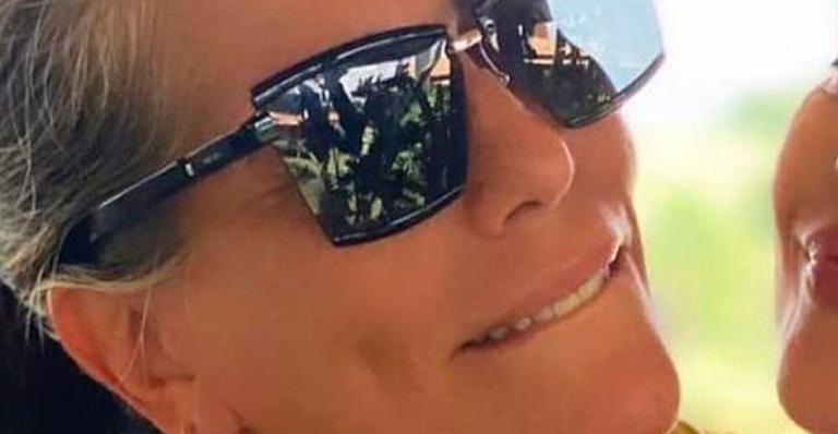 Glória Pires posa colada com Cleo em momento mãezona e seguidores opinam: “Parecem irmãs”