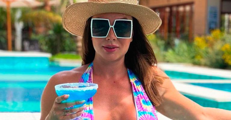 Juju Salimeni aposta em maiô com decote até o umbigo e marca virilha sarada: “Maravilhosa”