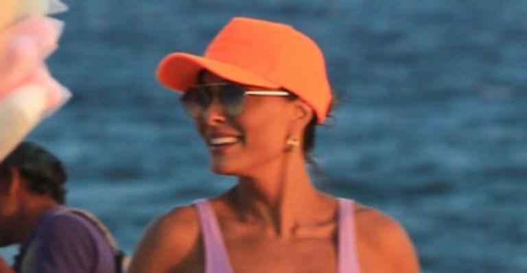 Sequinha, Juliana Paes vai à praia com os filhos e impressiona fãs ao exibir corpão definido aos 41 anos