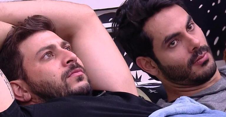 BBB21: Rodolffo alerta Caio para movimentações do jogo e fazendeiro reflete: “Minha cabeça pode rolar”