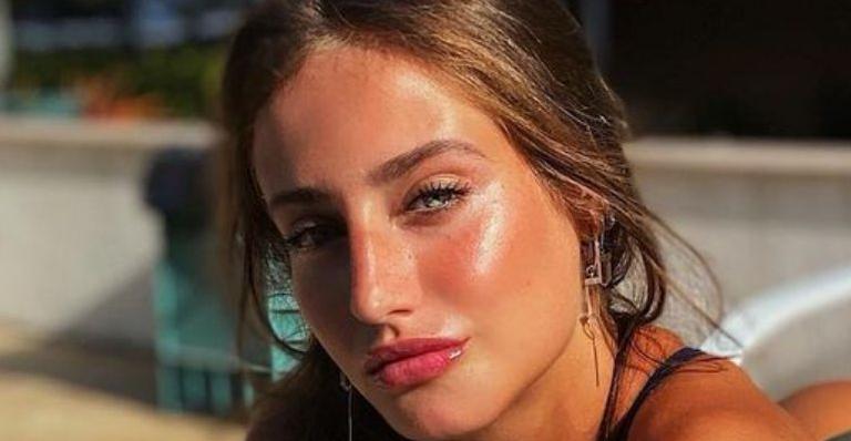 Bruna Griphao elege biquíni fio-dental e empina o bumbum em dia ensolarado: “Brinca com os corações”