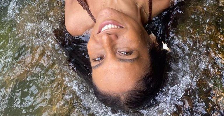 Deslumbrante, Dira Paes posa de biquíni em clique raro e corpão rouba cena: “Oh mulher linda”