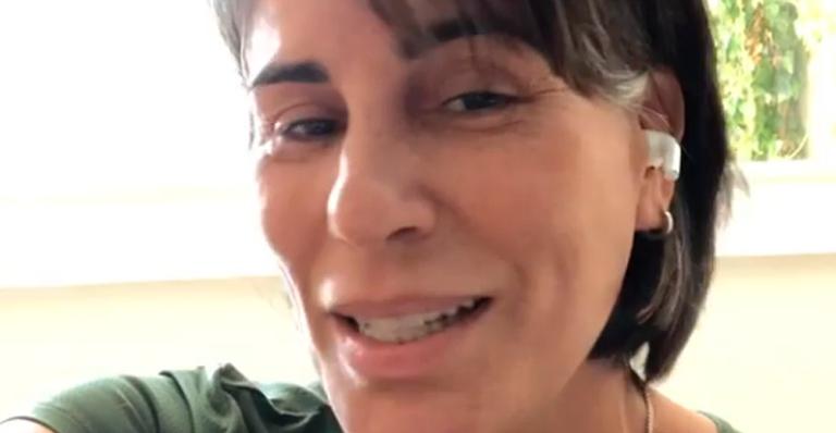 Discreta, Glória Pires surge em clique raro ao lado do marido e se declara: “Tão feliz contigo”