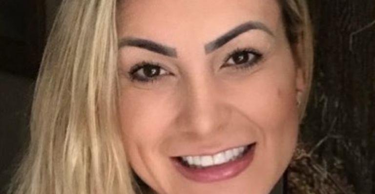 Em clima de romance, Andressa Urach posa feliz da vida ao lado do marido: “Casal mais lindo”