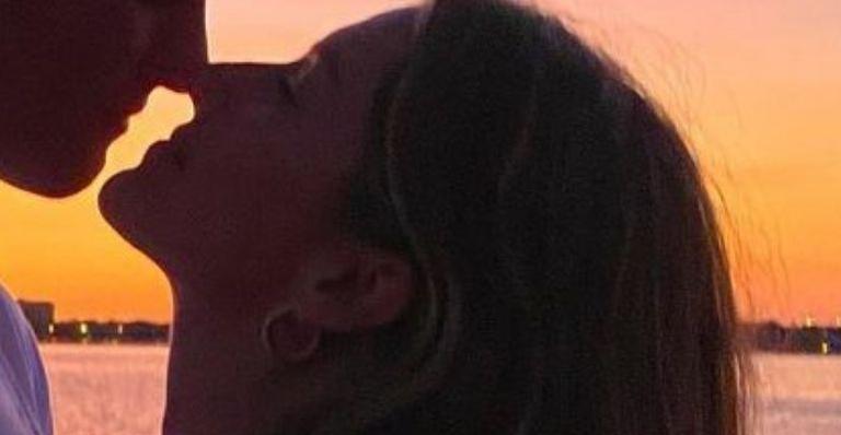 Ao lado do marido, Gisele Bündchen curte momento romântico e recebe elogios de celebridades: “Lindos”