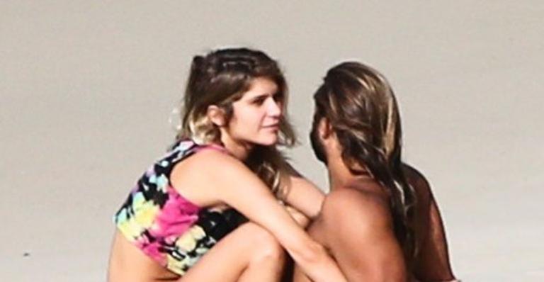 Clima esquenta e Isabella Santoni é flagrada namorando muito em praia deserta no Rio