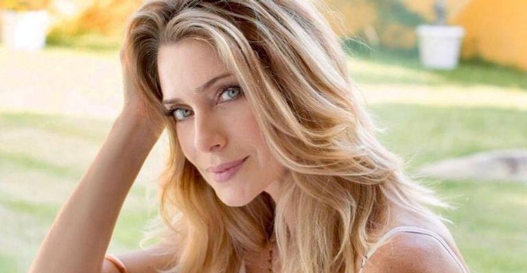 Aos 47 anos, Letícia Spiller elege biquíni fio dental para praticar yoga e corpo definido chama atenção