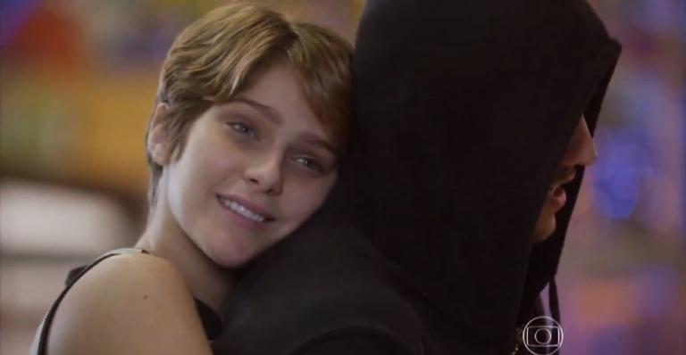 Malhação – Sonhos: Karina se declara para Cobra pensando ser Duca