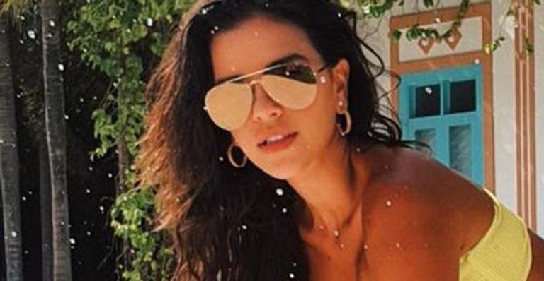 Mariana Rios ajoelha e empina o bumbum usando biquíni fio-dental em clique sexy: “Melhor posição”