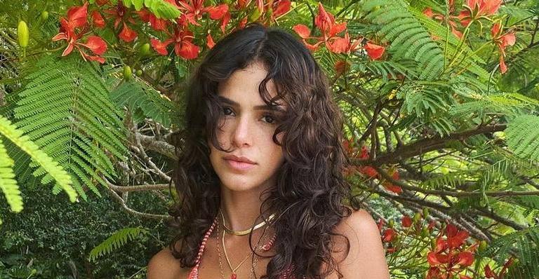 Só de biquíni, Bruna Marquezine empina o bumbum para a câmera e ostenta corpo escultural: “Dona da beleza”