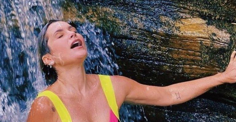 Só de biquíni, Flávia Alessandra curte banho de cachoeira e corpo escultural rouba a cena: “Inesquecível”