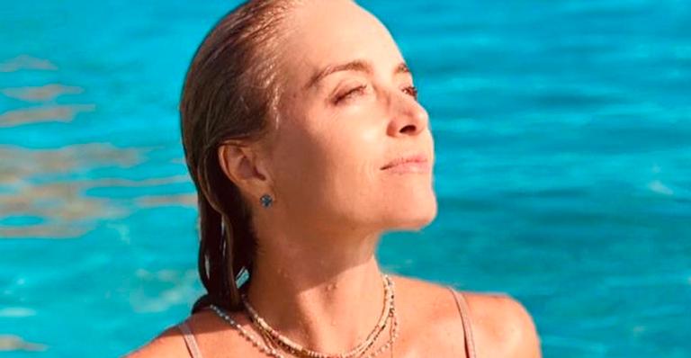 Aos 47 anos, Angélica surge de maiô decotado nas águas do mar e arrasa: “Plena no Caribe”