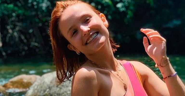 De maiô estampado, Larissa Manoela curte banho de cachoeira e beleza rouba a cena: “Linda”