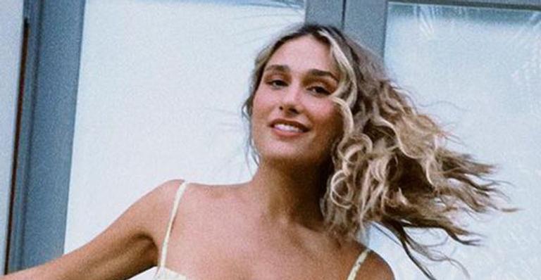 De pé no chão e vestidinho decotado, Sasha Meneghel exibe beleza rara em sequência de cliques: “Perfeição”
