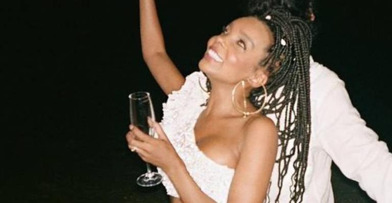 Ex-BBB Thelma Assis faz homenagem romântica e celebra 12 anos com o marido: “Alma gêmea”