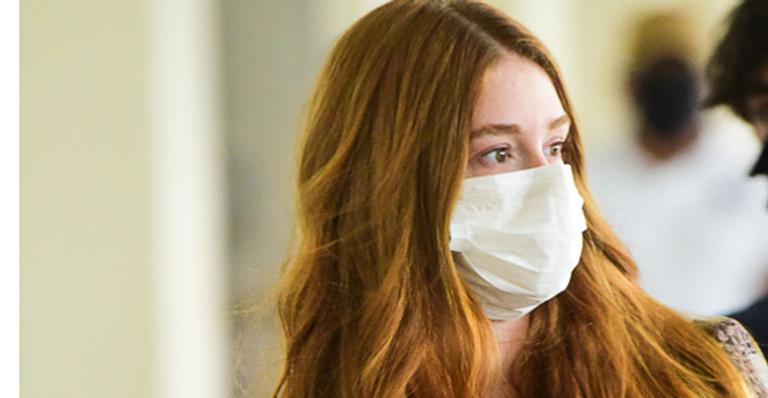 Chiquérrimas! Marina Ruy Barbosa desembarca com a mãe em SP e visual sofisticado da dupla rouba a cena