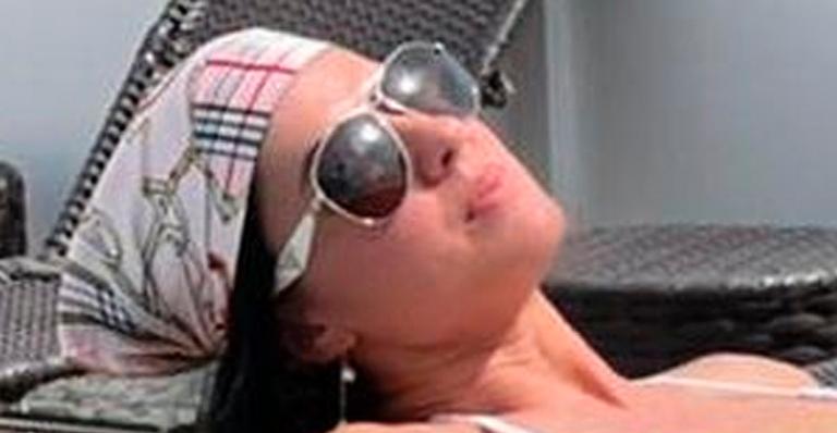 Noiva de Zezé di Camargo, Graciele Lacerda posa com biquíni fio-dental e exibe corpão frente e verso: “Tesouro”