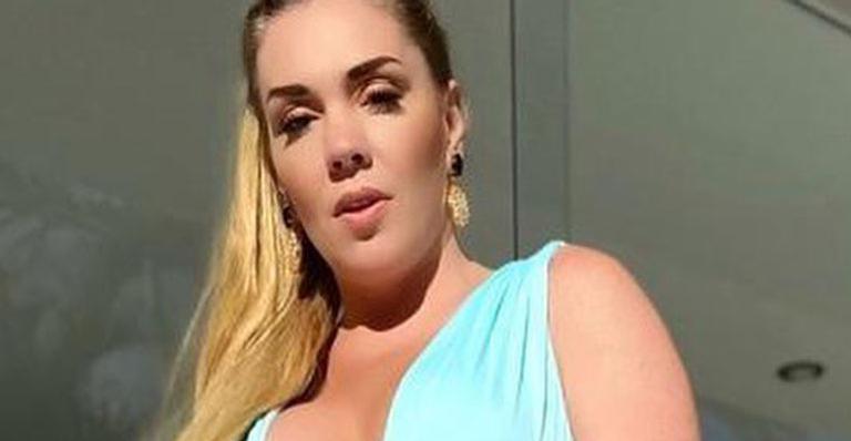 No auge aos 44 anos, Simony posa com vestido de decote generoso e fenda até a virilha: “Perfeita”