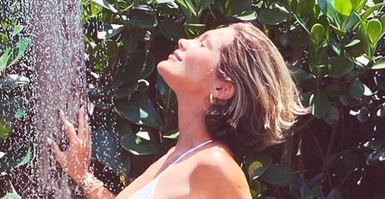 Aos 46 anos, Flávia Alessandra toma ducha ao ar livre e exibe corpão de biquíni: “Musa do verão”
