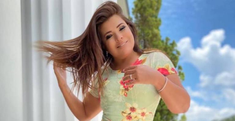 Aos 52 anos, Mara Maravilha abusa em vestido coladinho e coleciona elogios com curvas poderosas: ”Gatíssima!”