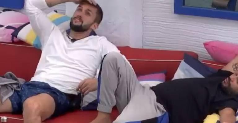 BBB21: Arthur revela interesse em Carla Diaz e ganha ‘benção’ de Projota: “Casal legal”