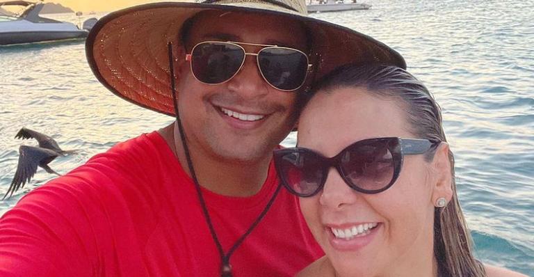 Carla Perez e Xanddy trocam beijão de cinema durante férias a dois e fãs cravam: ”O casal mais lindo do Brasil!”