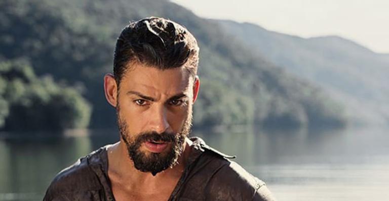 Esbanjando sensualidade, Cauã Reymond mostra clique de banho em rio: ”Gostosura”