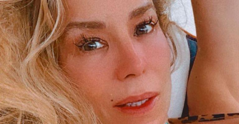 Danielle Winits aposta em biquíni decotado e deixa comissão de frente em destaque: “Uma deusa”