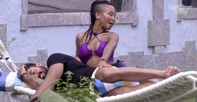 BBB21: Equipe de Arcrebiano emite comunicado após aproximação do brother e Karol Conká: ”Invasivo”