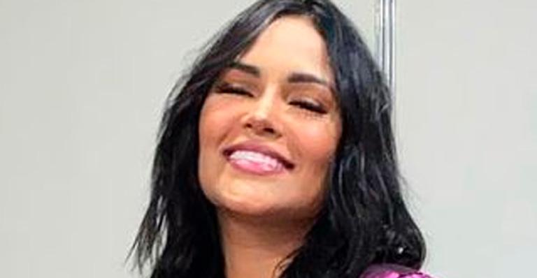 Ex-BBB Flayslane gera confusão com vestido curtíssimo e fãs debatem: “É roxo ou rosa?”