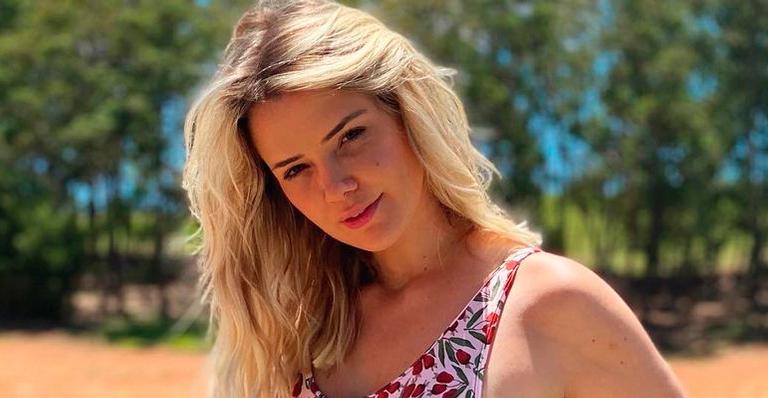Ex-BBB Marcela McGowan posa com maiô cavado bem aberto para as lentes da namorada: “Coisa mais linda”