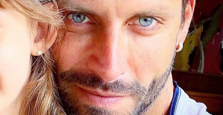Em raro clique, Henri Castelli lamenta saudades da caçula e beleza da menina impressiona: ”Que genética!”