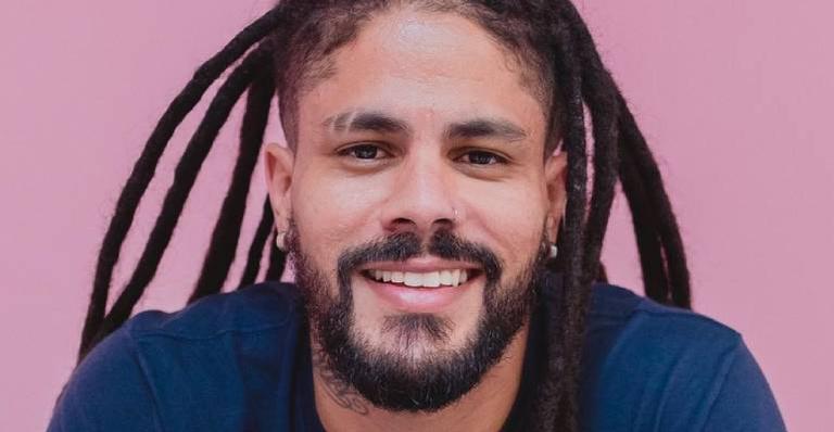 Lembra dele? Ex-BBB Viegas corta o cabelo pela primeira vez em 20 anos: “Simbologia especial”