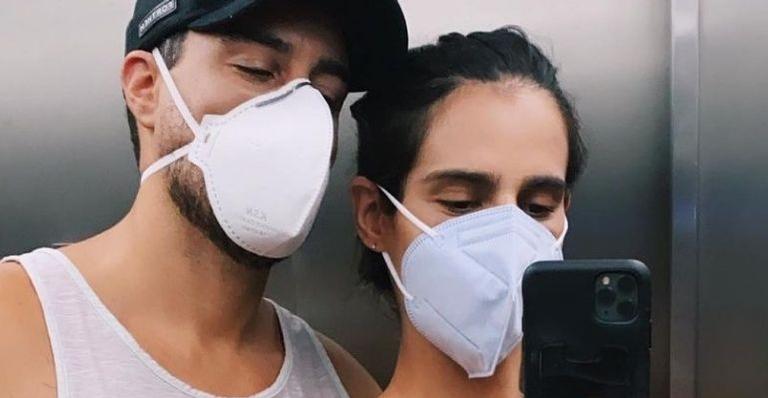 Na reta final da gravidez, esposa de Joaquim Lopes posa agarradinha com o ator: “Nós”