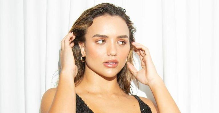 Rafa Kalimann elege look arrematador com decote acentuado e causa impacto nas redes: “Sem condições”