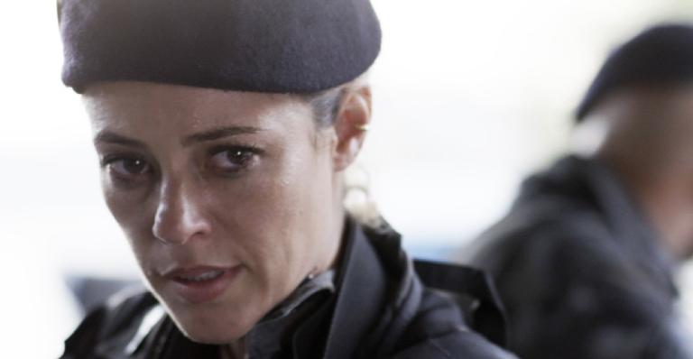 A Força do Querer: Jeiza prende Rubinho em operação policial no morro do Beco