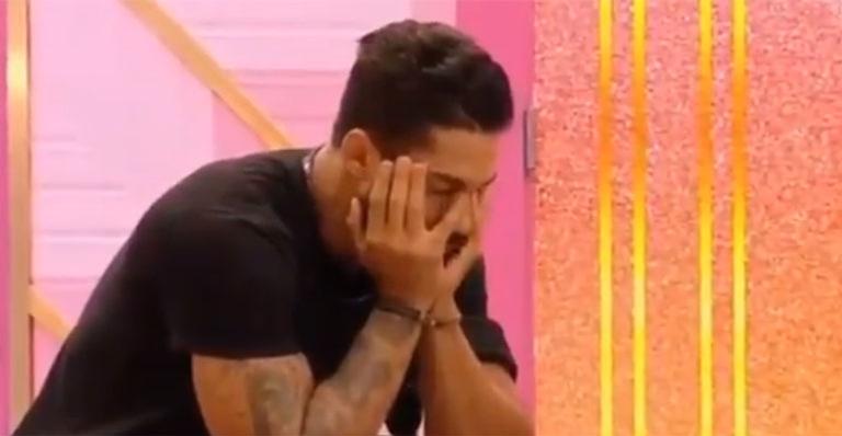 BBB21: Após noite quente com Karol Conká, Arcrebiano acorda desolado e chora: “Estou pensando”