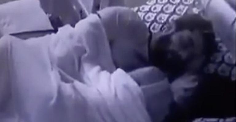 BBB21: Clima pega fogo e Karol Conká e Arcrebiano se tocam em momento íntimo debaixo do edredom