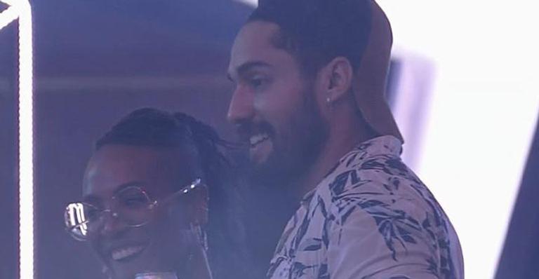 BBB21: Família de Arcrebiano reprova romance com Karol Conká e vai dormir após beijo: “Fim de festa”