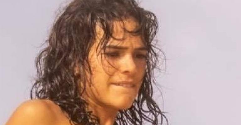 Bruna Marquezine exibe shape sequinho enquanto se diverte jogando altinha de biquíni