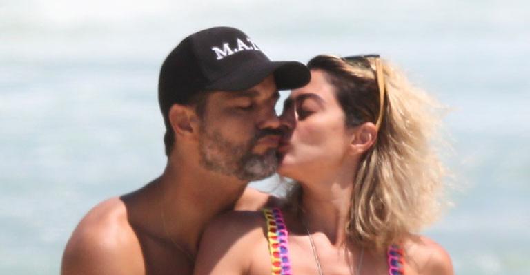 Em dia de calorão, Carol Castro e Bruno Cabrerizo são clicados namorando em praia no Rio