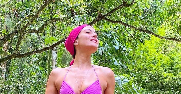 Em cenário exuberante, Carol Castro exibe físico sarado e gominhos no abdômen roubam a cena: “Tá demais hein”