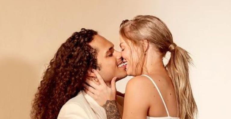 Esquentou! De lingerie, Luísa Sonza surge no colo de Vitão e causa alvoroço na web: ”Que casal!”