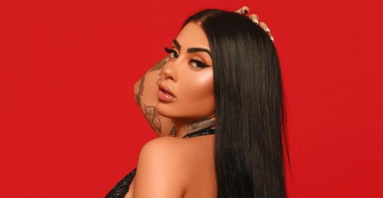 Ousadíssima, MC Mirella exibe tatuagem gigante no bumbum em clique picante: “Que mulher”