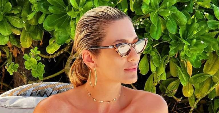 Só de lingerie, Lívia Andrade ostenta curvas poderosas em ensaio na praia: “Que corpão”