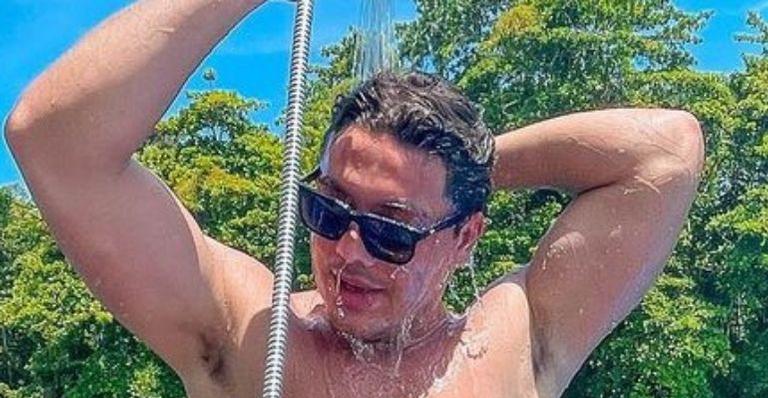 Todo molhado, Wesley Safadão exibe abdômen trincando e recebe elogios picantes: “Tô com calor”